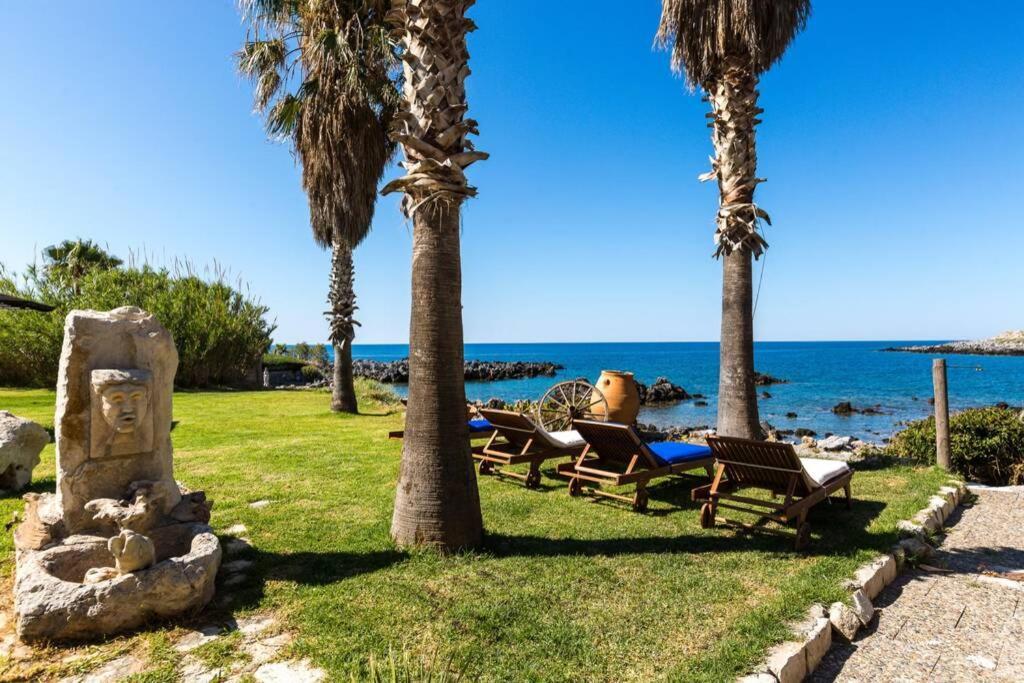 Villa Proto Helidoni - A Cozy Beachfront Villa Petres  Exterior foto
